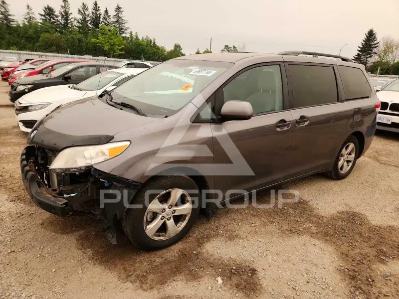 2012 Toyota SIENNA photo