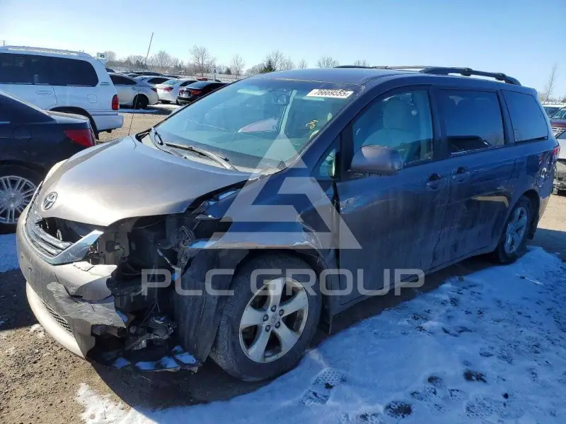 2012 Toyota SIENNA photo