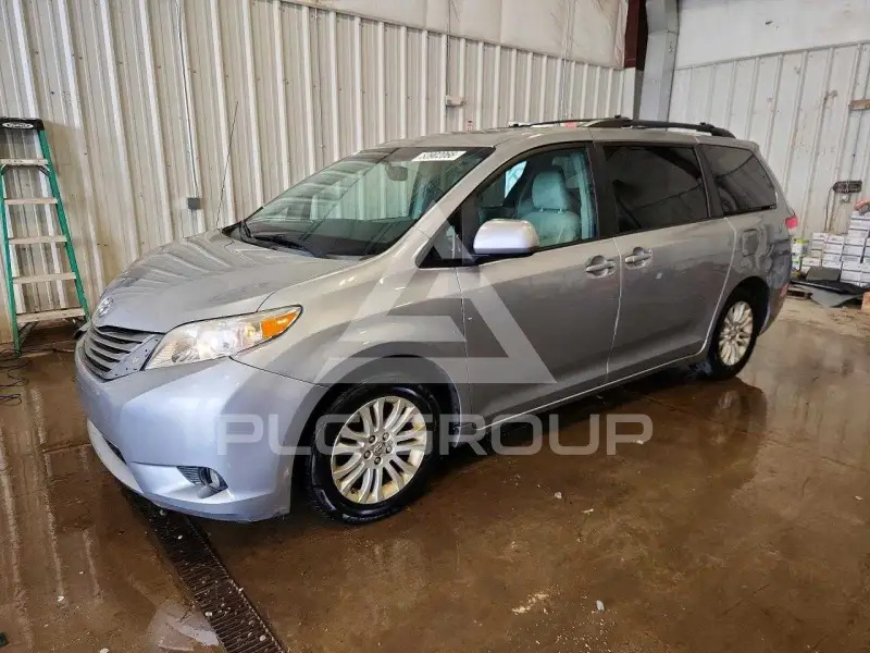 2012 Toyota SIENNA photo
