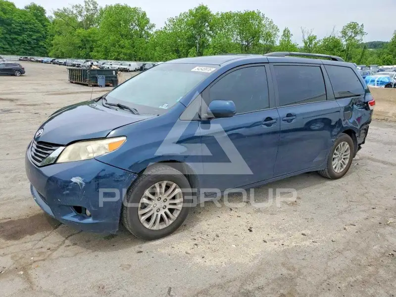 2012 Toyota SIENNA photo