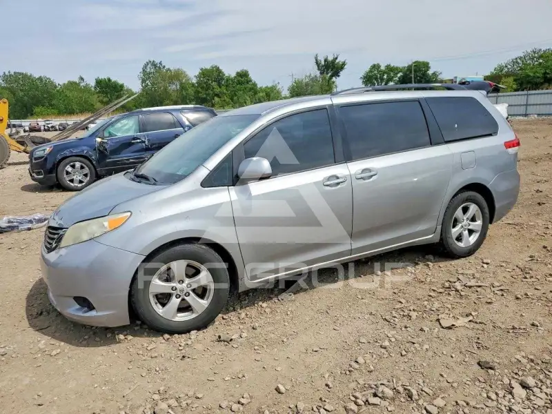 2012 Toyota SIENNA фото