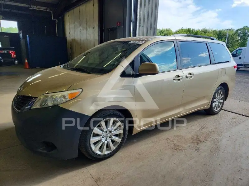2012 Toyota SIENNA фото