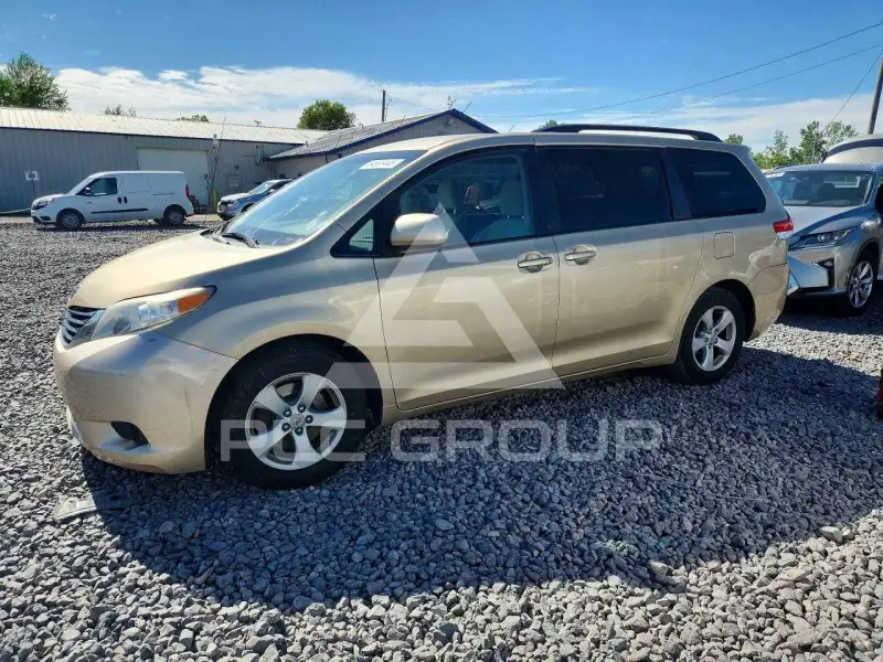 2012 Toyota SIENNA photo
