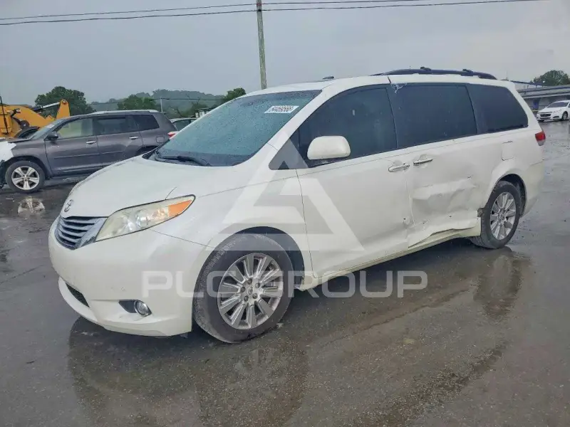 2012 Toyota SIENNA photo