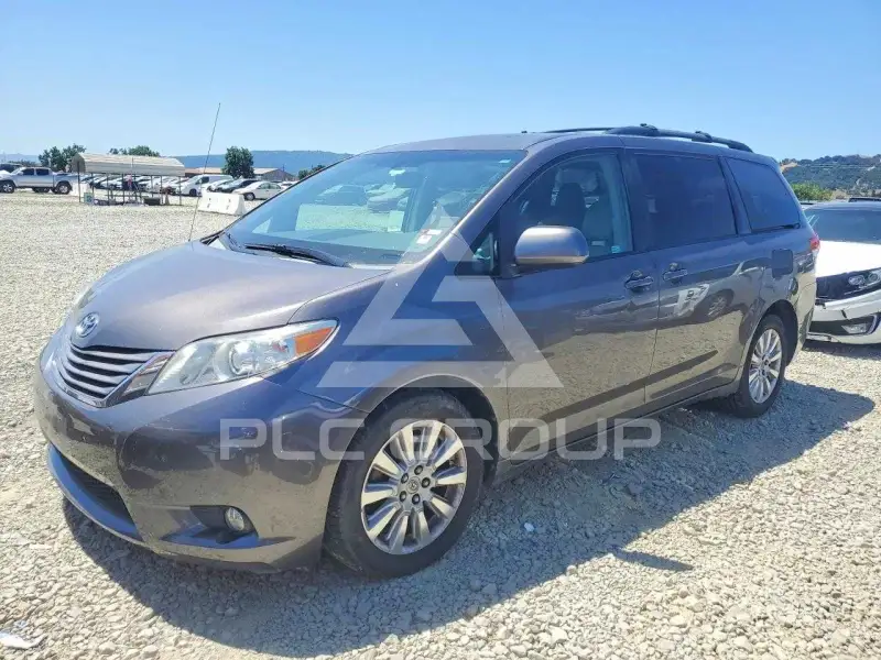 2012 Toyota SIENNA photo