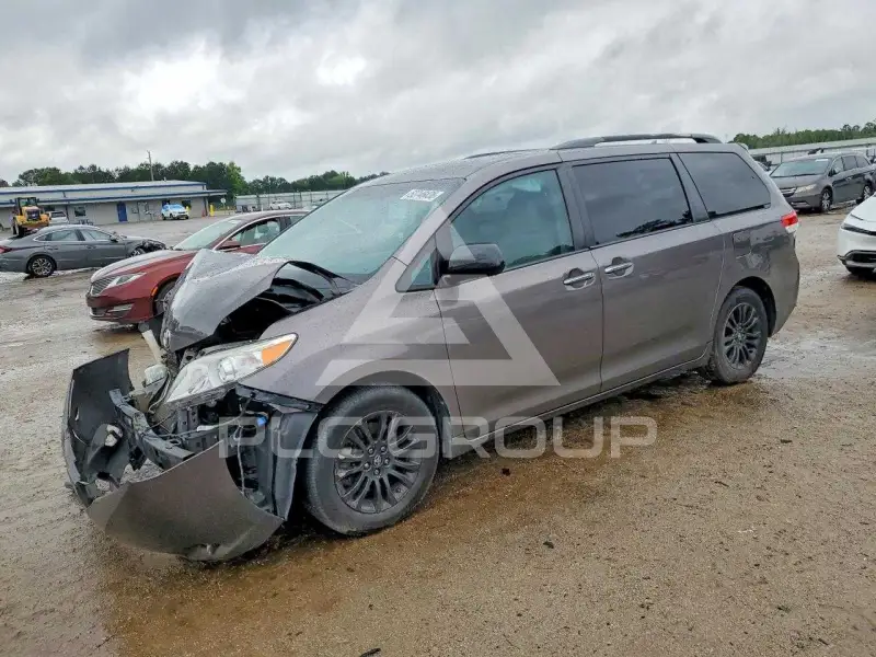 2012 Toyota SIENNA photo