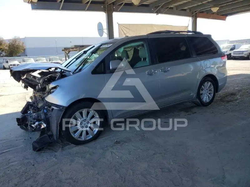 2012 Toyota SIENNA photo