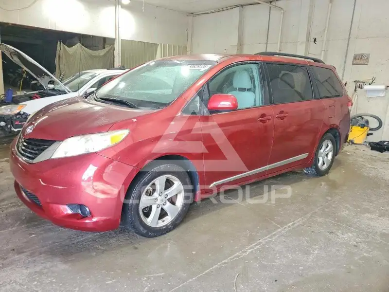 2012 Toyota SIENNA фото