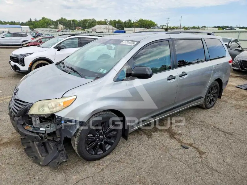 2012 Toyota SIENNA photo