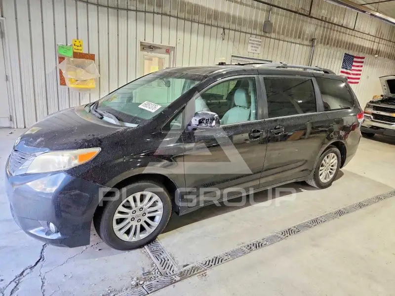 2012 Toyota SIENNA photo