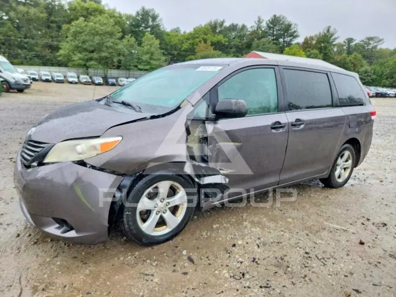 2012 Toyota SIENNA photo