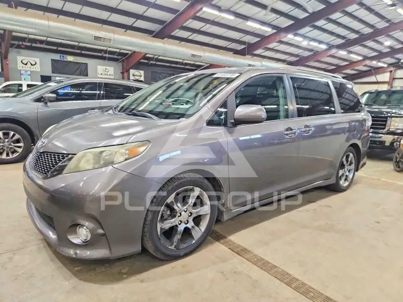 2012 Toyota SIENNA photo