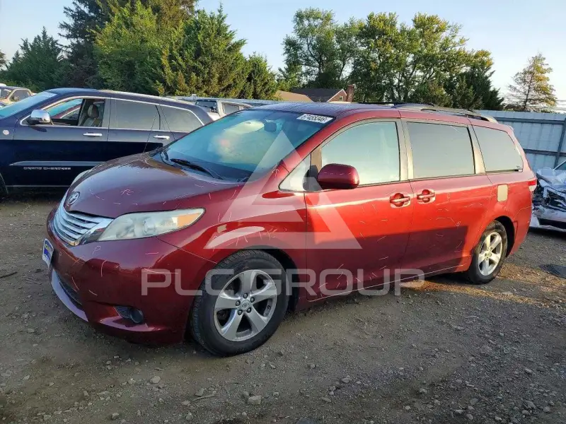 2012 Toyota SIENNA photo