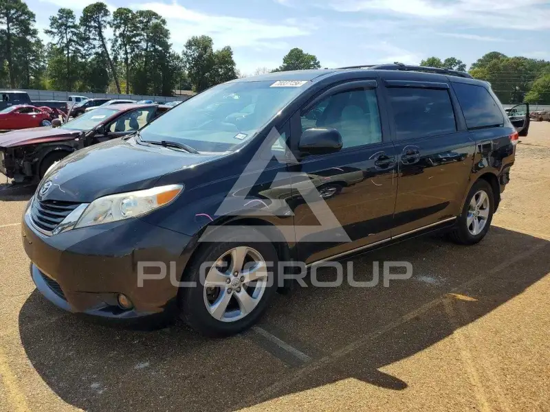 2012 Toyota SIENNA photo