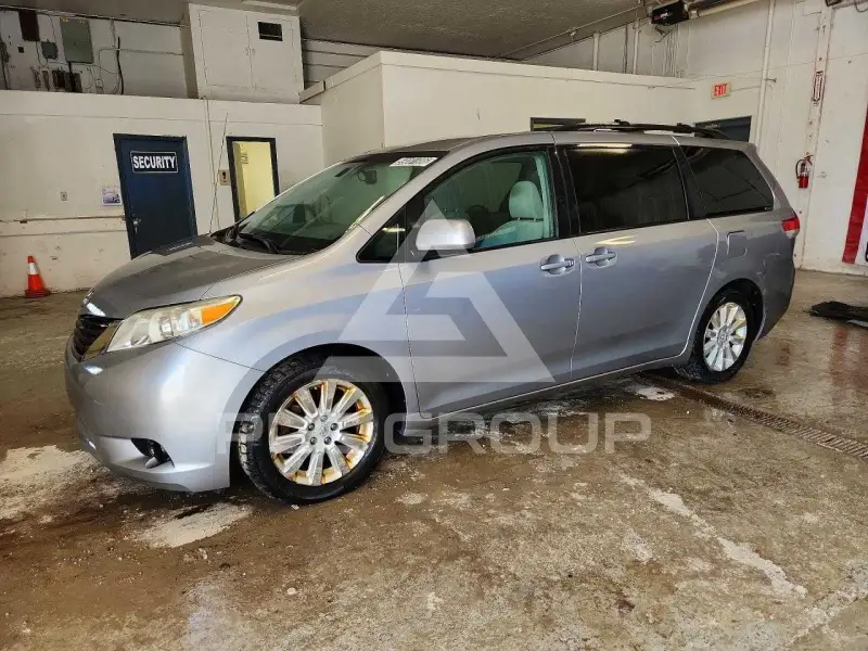 2012 Toyota SIENNA фото