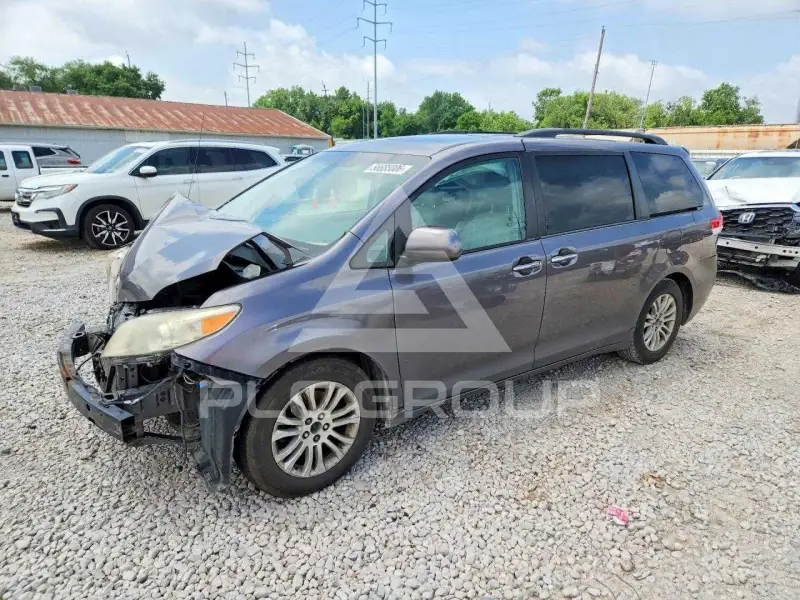 2012 Toyota SIENNA photo
