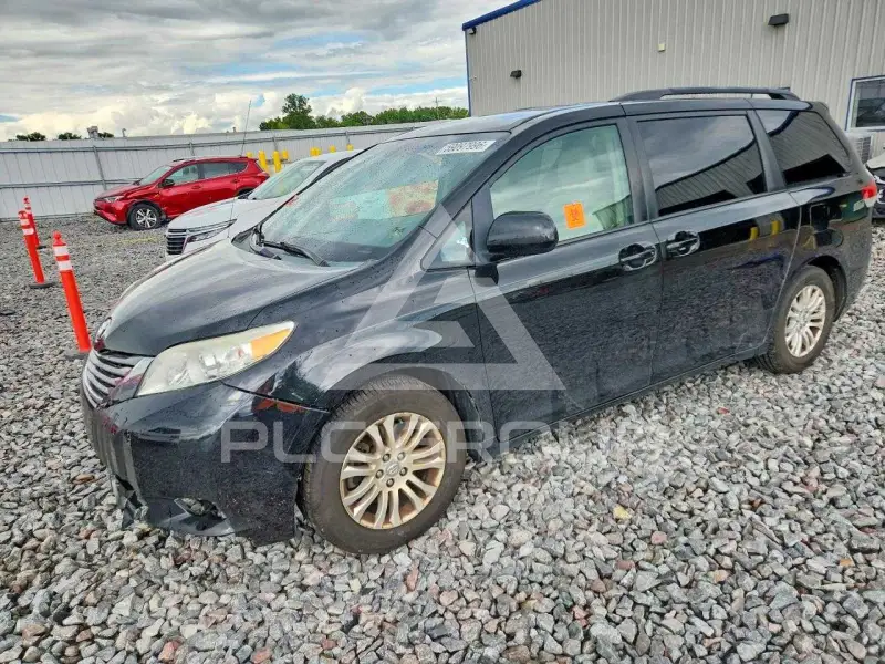 2012 Toyota SIENNA photo