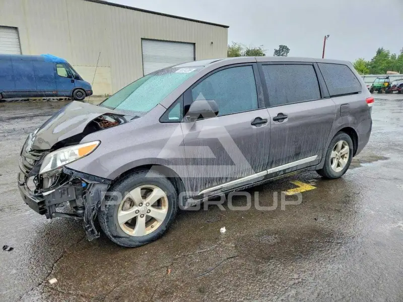 2012 Toyota SIENNA photo