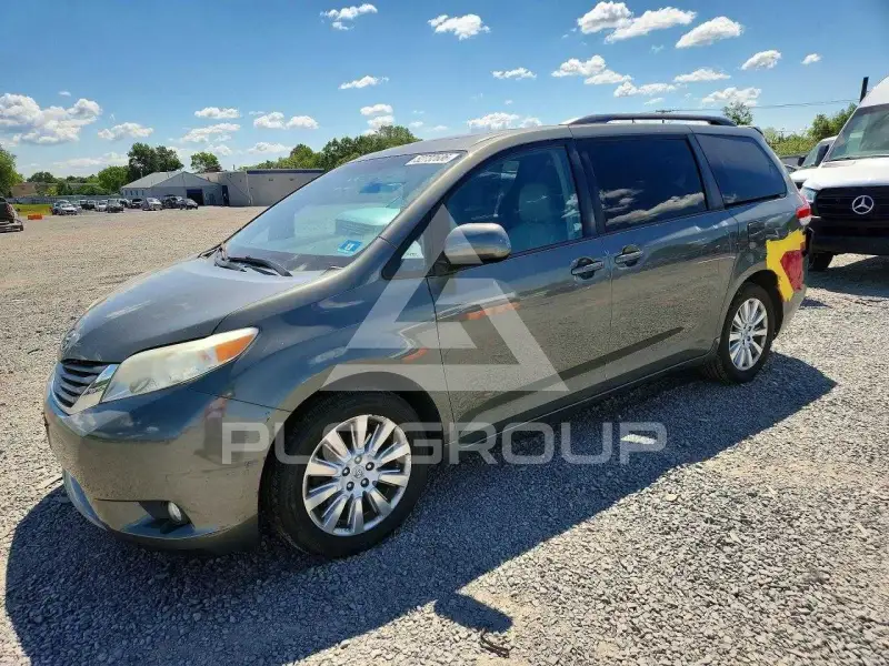 2012 Toyota SIENNA photo