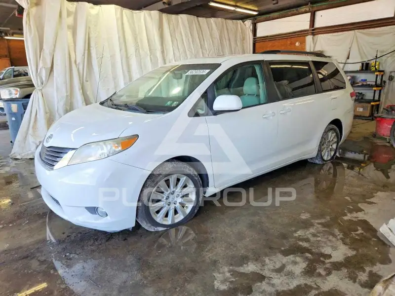 2012 Toyota SIENNA фото