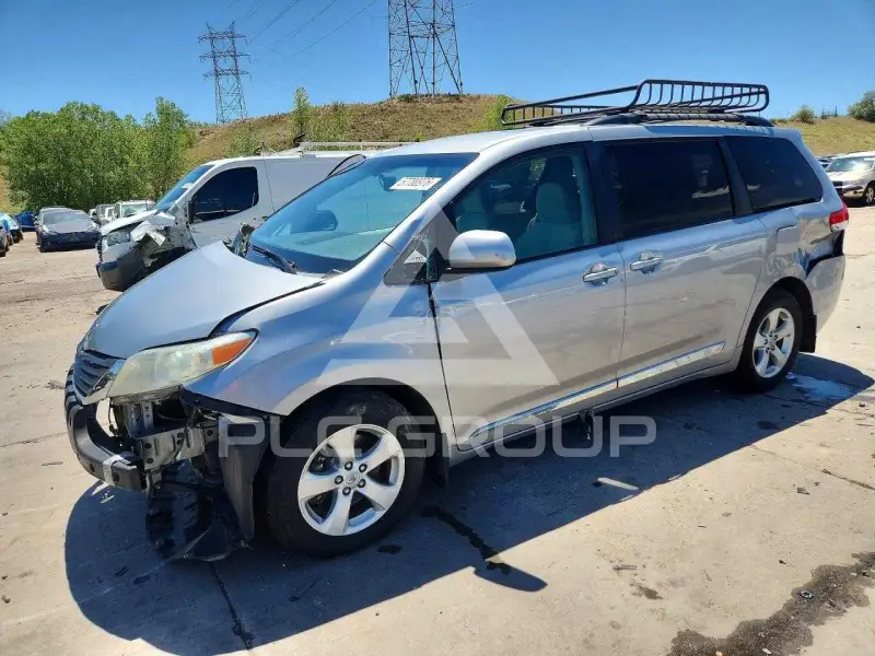 2012 Toyota SIENNA photo