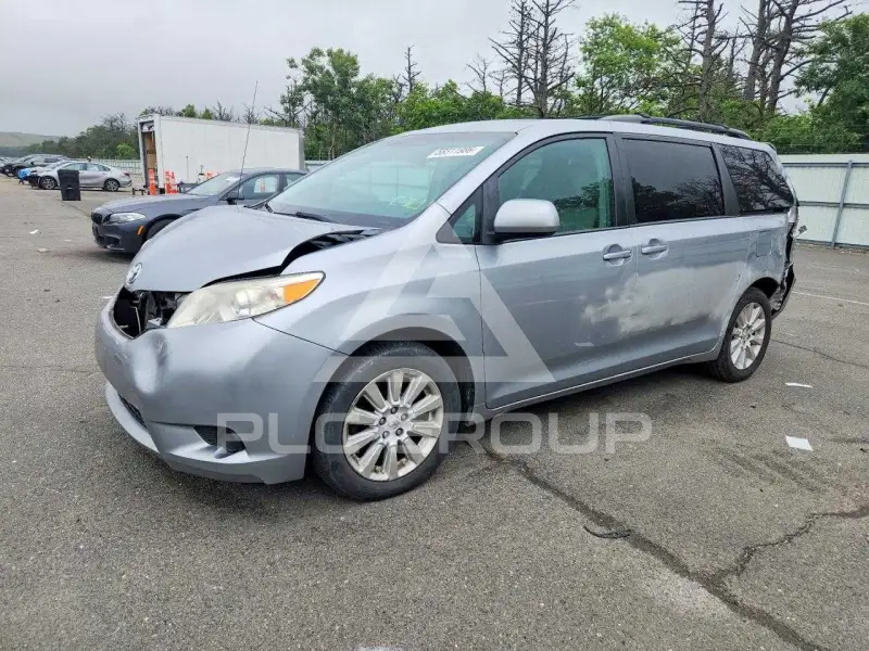 2012 Toyota SIENNA фото