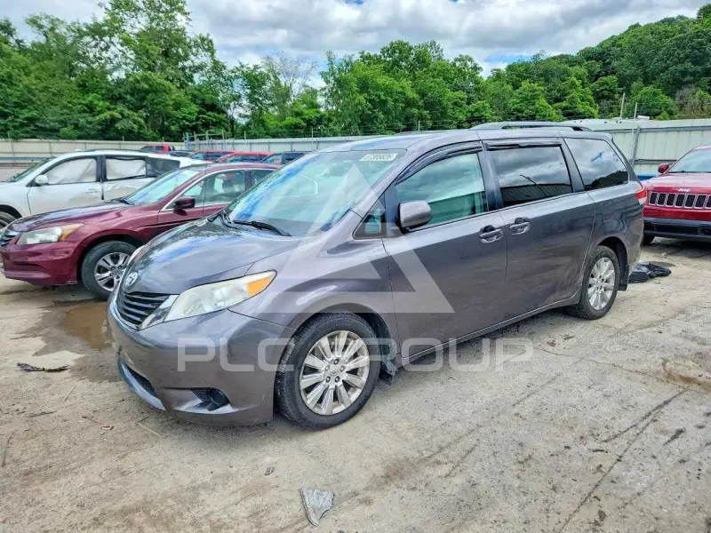 2012 Toyota SIENNA фото