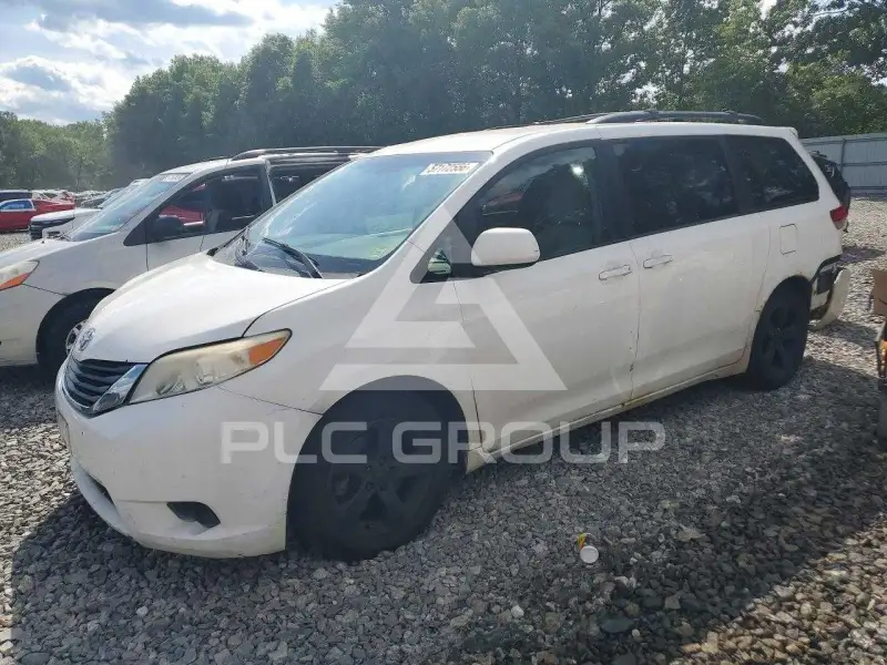 2012 Toyota SIENNA photo
