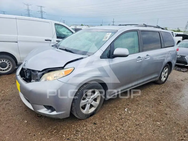 2012 Toyota SIENNA photo