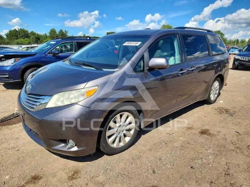 2012 Toyota SIENNA photo
