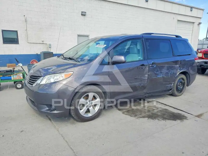 2012 Toyota SIENNA photo