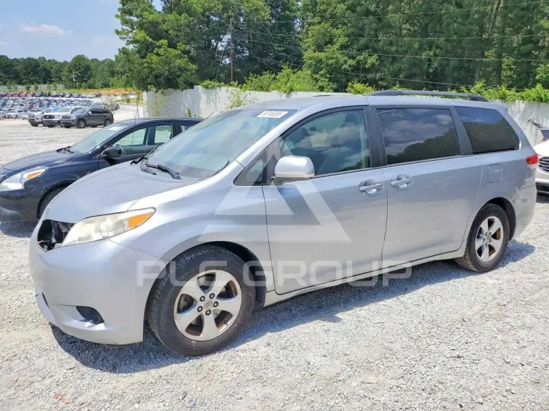 2012 Toyota SIENNA photo