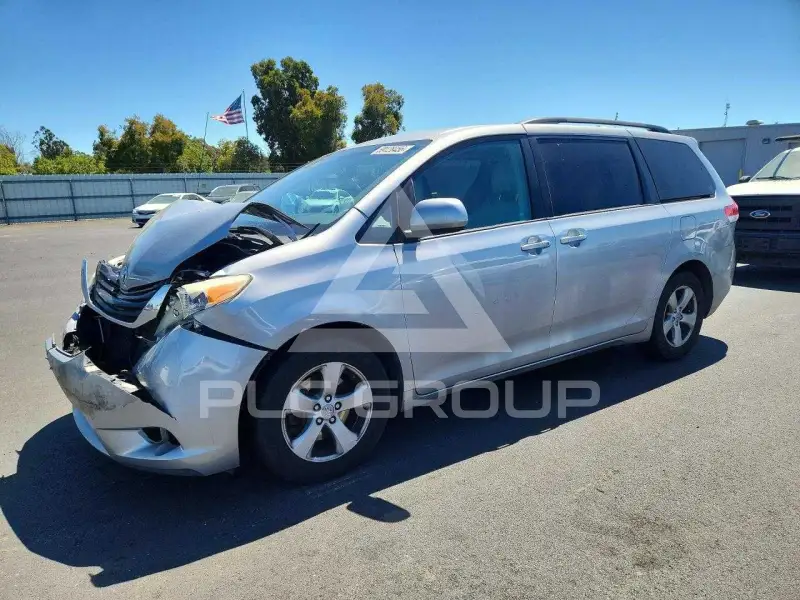 2012 Toyota SIENNA photo