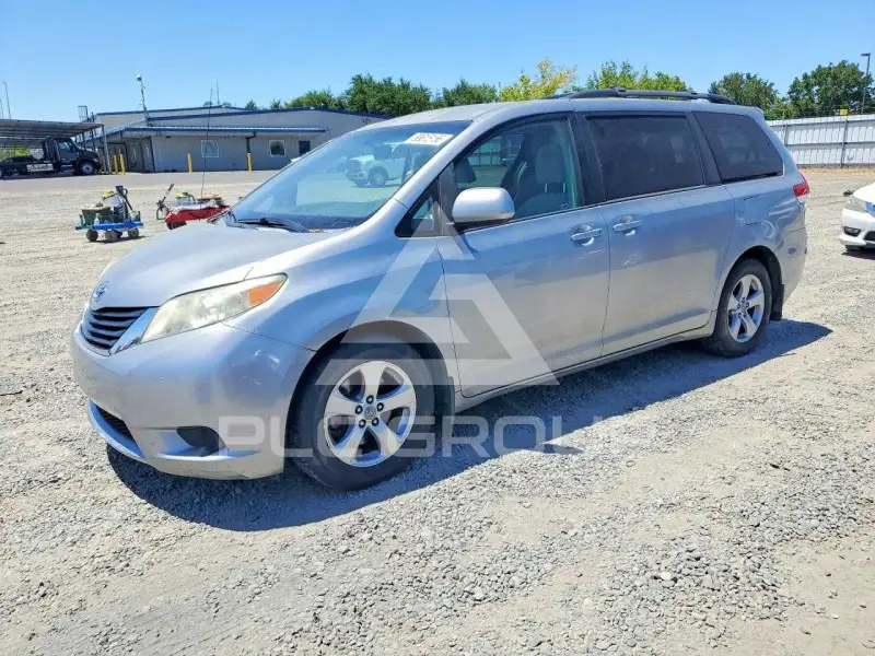 2012 Toyota SIENNA photo