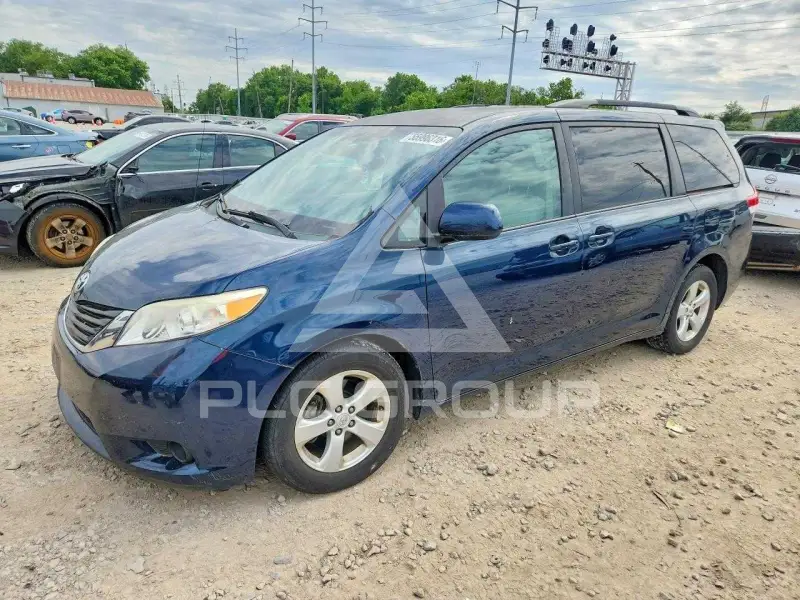 2012 Toyota SIENNA photo