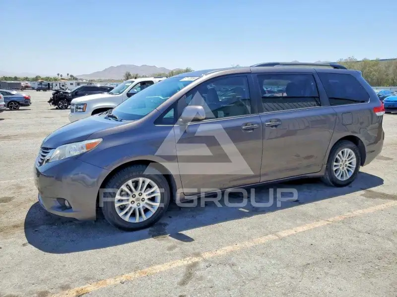 2012 Toyota SIENNA фото