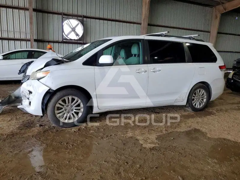 2012 Toyota SIENNA photo