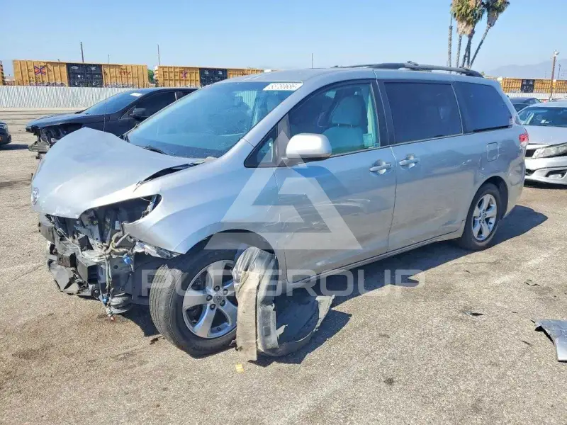 2012 Toyota SIENNA photo