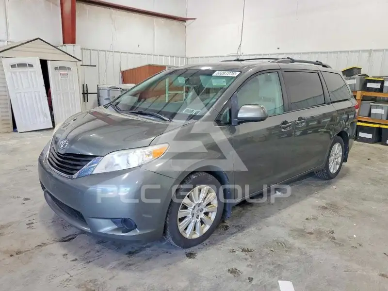 2012 Toyota SIENNA photo