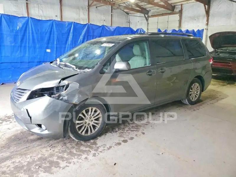 2012 Toyota SIENNA photo