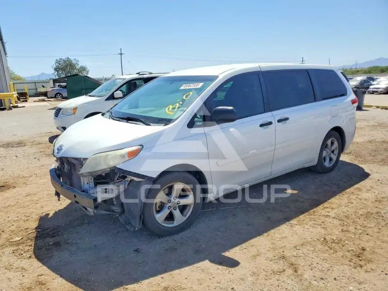 2012 Toyota SIENNA photo