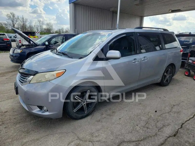 2012 Toyota SIENNA photo