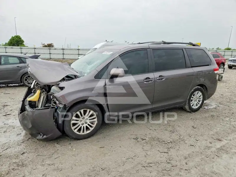 2012 Toyota SIENNA фото