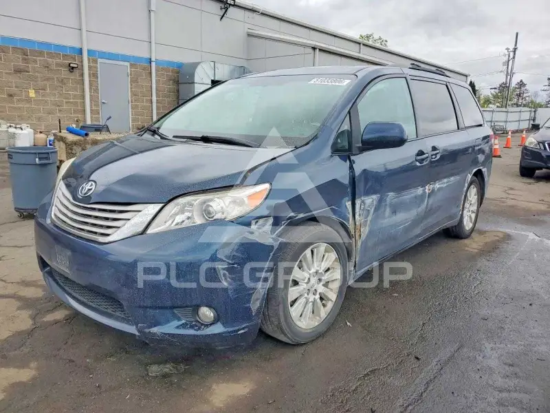 2012 Toyota SIENNA photo