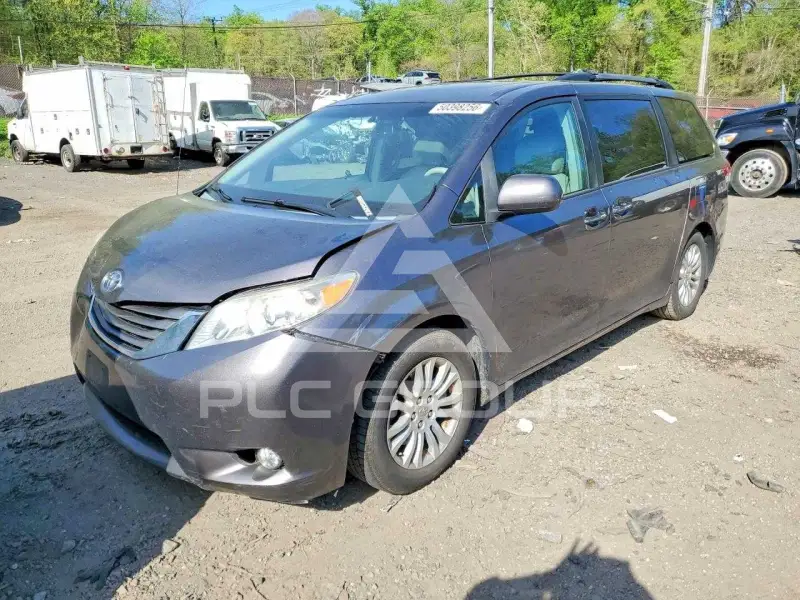 2012 Toyota SIENNA photo