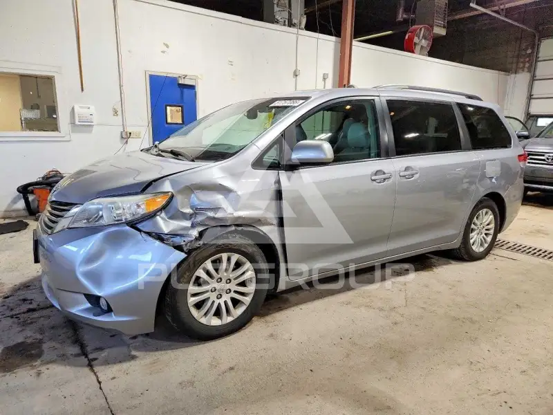 2012 Toyota SIENNA photo