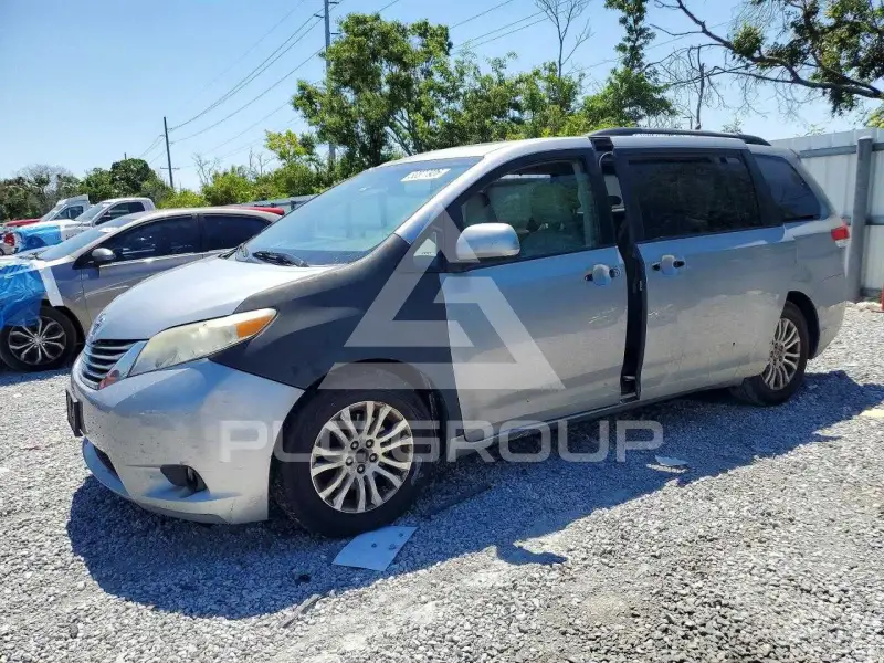 2012 Toyota SIENNA photo