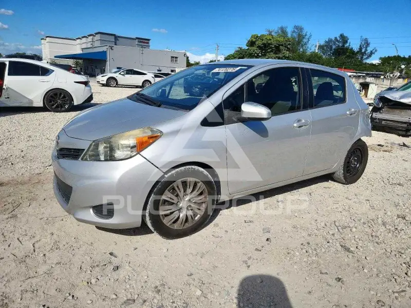 2012 Toyota YARIS фото