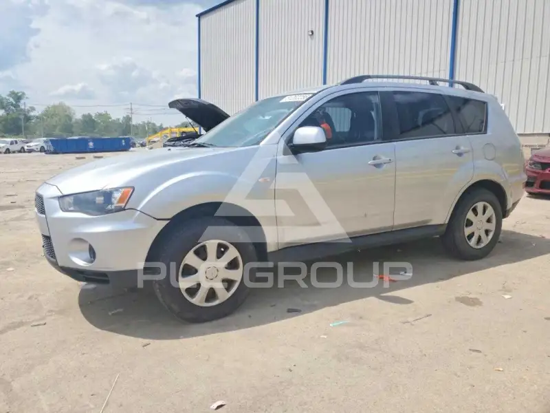 2013 Mitsubishi OUTLANDER photo