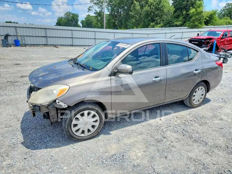 2013 Nissan VERSA photo